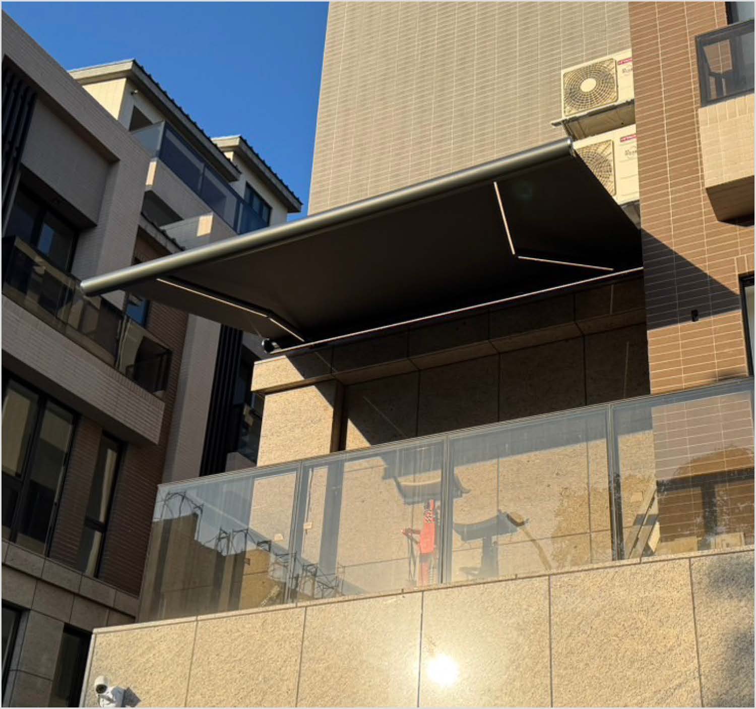 【電動伸縮遮陽棚】尊爵款「一鍵開合，晴雨無憂。」